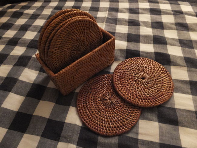 アタのお店で買ったコースター8枚。ケースもついてます。<br />割引きしてもらってRP.80,000でした。