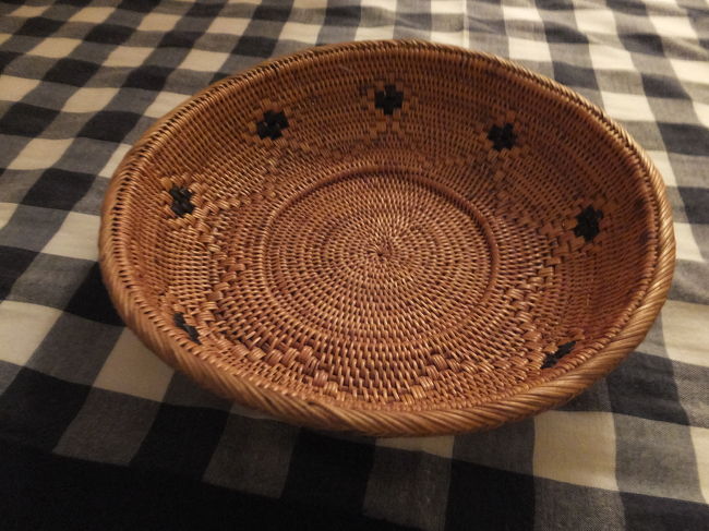 これはお菓子や果物を入れておく用に<br />RP.120,000