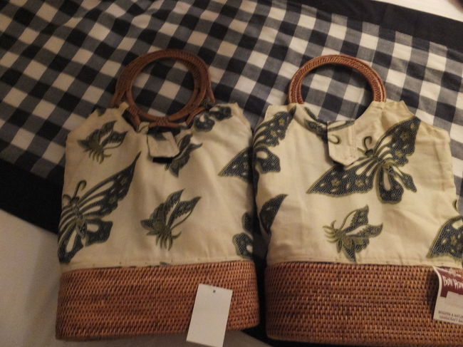 お母さんたち用にアタバッグを2つ。<br />柄も派手すぎずちょうどよかったので(^_^)<br />1つRP.160,000くらいでした。