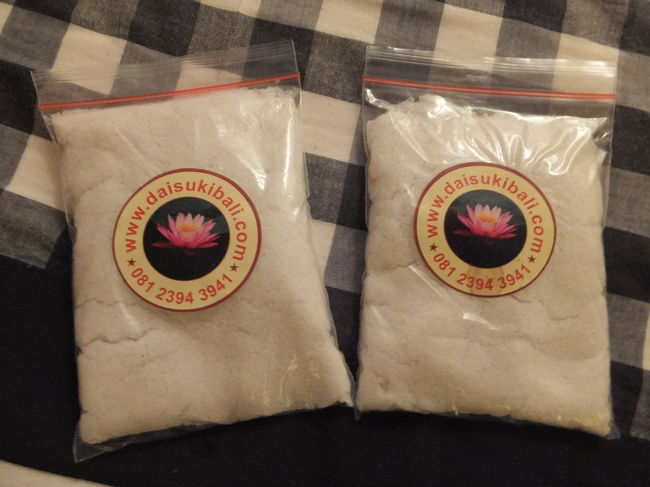 これは3日目のカーチャーターをお願いした大好きBALI!!のガイドさんからお土産にともらった塩です。<br /><br />今料理に使っていますが、甘みがあってとってもおいしいです（*^_^*）<br />