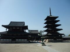 2日目は法隆寺からスタート。ゴールデンウィークですが、朝早いので人も疎ら、それにしてもいい天気。