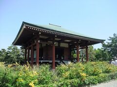 法隆寺夢殿の隣にある中宮寺にも行きます。ここのメインは菩薩半迦像 （国宝）。