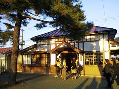 山麓駅から長瀞駅までの間にあるカフェで休憩して、帰途に。

黄昏時の長瀞駅も風情があります。