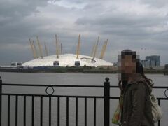 テムズ川に出ると対岸にThe O2が見えました。

O2アリーナは2012年ロンドンオリンピック、パラリンピックの会場になっていましたね。IOCの規定により大会期間中はノース・グリニッジ・アリーナに名称変更されていたそうですが。