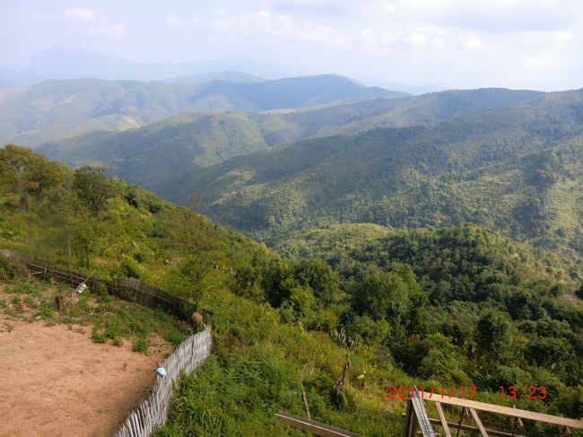 町を過ぎればすぐこんな景色。<br /><br />クネクネ道でさらにデコボコなので<br />車に弱い人は酔い止め薬を飲んでくださいね。<br /><br />