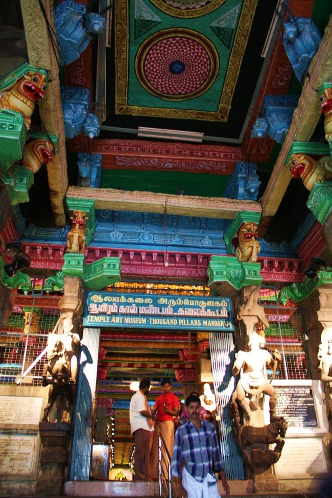南インド・タミル紀行(3) 寺院都市マドゥライ~巡礼者たちの集うヒンドゥーの名刹 天高くそびえるゴープラムのミナクシ寺院