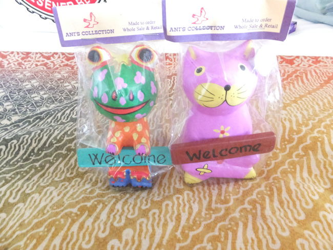 これもお土産屋さんで購入。<br />ネコとカエルのWelcome人形(^_^)<br />どっちもRP.35,000くらい<br /><br />カエルは我が家に、ネコはわたしの実家にいます。