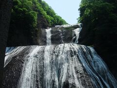 袋田の滝。華厳滝、那智滝とともに日本三名瀑のひとつに挙げられています。