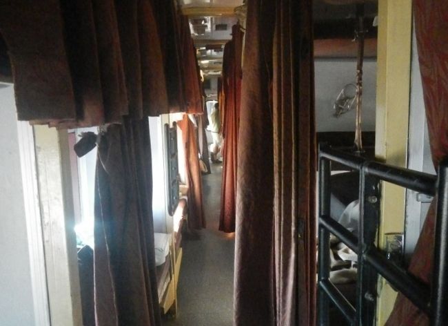 寝台車の車内。