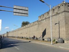 駐車場を横切ると、城壁が現われました。

予備知識なしでやって来たので驚きます。