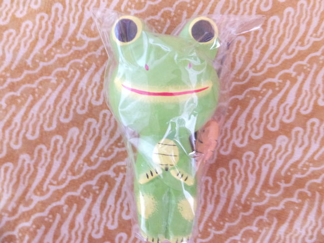 バリコレクションで王子が一目惚れしたお店で買ったカエルちゃん。<br />王子が自分で買ったのですが、値段忘れちゃったみたいです。。<br />そんなに高くなかったってことしか覚えてないらしいです（笑）<br /><br />この他に、定番のチョコを7箱ほど買いました。
