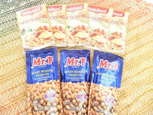 ナシゴレンの素＆ピーナッツ<br />ナシゴレンの素はRP.6,000くらい、ピーナッツはRP.10,000くらいだったような・・・