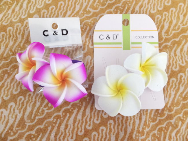 プルメリアのヘアゴム。ヘアアクセよりは、部屋の飾りに使えるかと思って買いました。<br />1つRP.12,000くらい