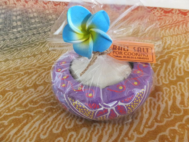 灰皿と塩のセットです。<br />RP.25,000くらいだった気がします。