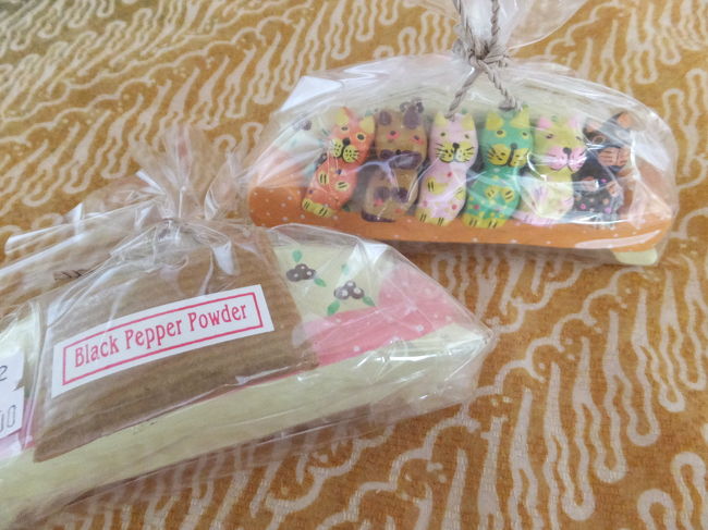 バリ猫とスパイスのセット。<br />ホワイトペッパーやブラックペッパー、チリペッパーなどが付いていました。<br />1つRP.RP.44,000