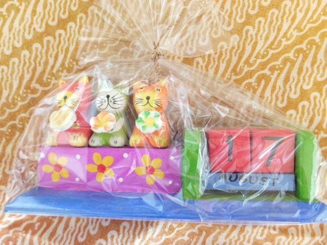 バリ猫のサイコロカレンダーです。<br />すごくかわいかったので購入。RP.50,000くらいだったかな？