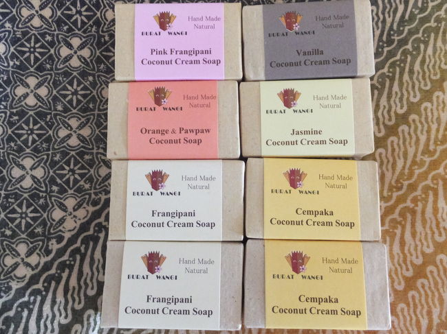 ブラット・ワンギの石鹸です。<br />フランジパニ×2、ピンクフランジパニ、バニラ、チュンパカ×2、ジャスミン、オレンジ、を買いました。<br />全て1つRP.13,000くらいでした。