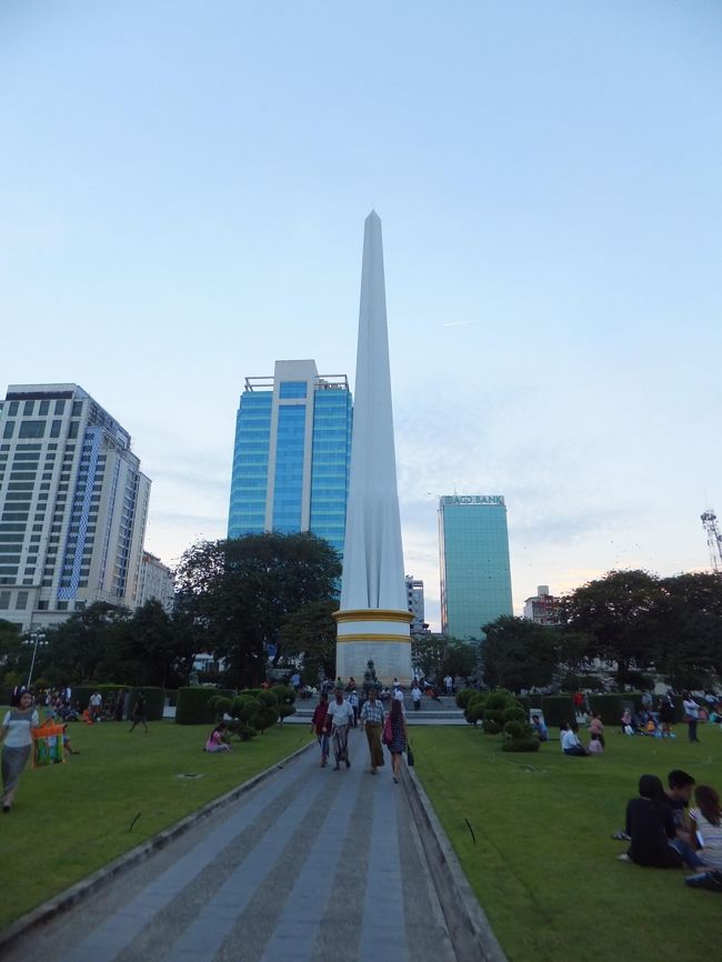 マハバンドゥーラ公園(Maha Bandoola Garden)の独立記念碑。<br />ここもスーレー・パヤー付近です。