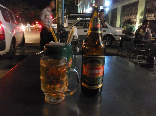 靴を盗まれてむしゃくしゃするので、ミャンマービールで晩酌します。<br />このビールはなかなか飲みやすいです。<br /><br />旅においてはメンタルコントロールが結構大事です。<br />自分自身、心がけているのは<br /><br />「凹んだら飯を食え」<br /><br />です。<br />飯を食えば小さな事は全部流れていくもんです。