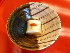 【京懐石 美濃吉 「竹茂楼」の鰻】
竹茂楼では、スッポンも有名です。すっぽん雑炊の付いた朝食に、お昼には「すっぽん膳」もあります。しかし、この日は竹茂楼のもう一つの名物・鰻蒲焼にしました。

まずは、ごま豆腐から。
山葵をダシに溶いていただきます。