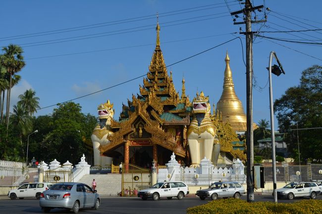 シュウェダゴン・パヤー(Shwedagon Pagoda)<br /><br />ようやく着きました。ここが入り口です。<br />ライオンさん二頭が迎えてくれます。