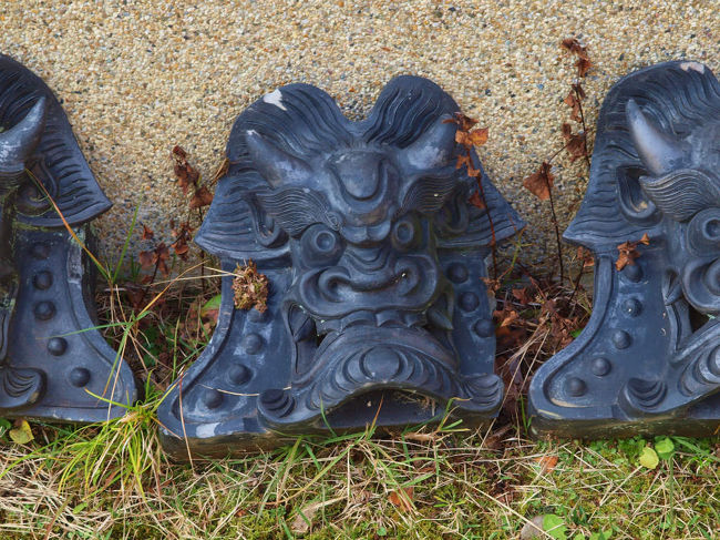 鬼瓦が幾つも置かれていて