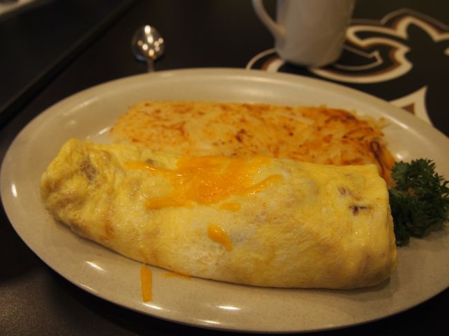 まずはハム＆チーズオムレツ。アツアツで美味しかった。<br />ペロっと完食。