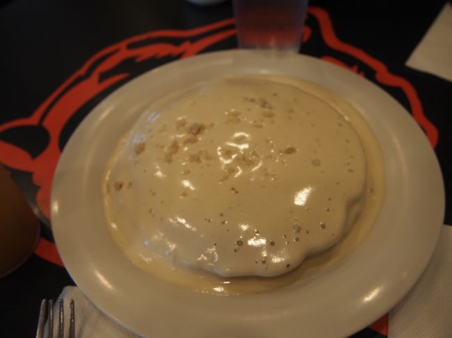 お決まりのマカダミアナッツパンケーキ。<br />それなりに美味しい。<br /><br />帰りにステッカーを買いました。