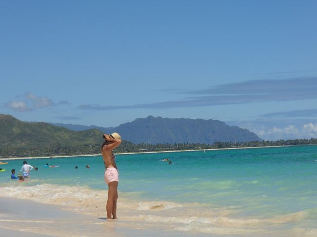 綺麗なビーチに女の人は絵になります。