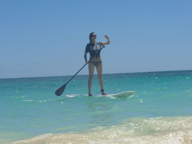 パドルサーフィンしてます。<br />この女性は生まれたばかりのお子さんと一緒に来ていて、お婆ちゃん？が面倒を見ていました。<br />様になっていてカッコイイよね。