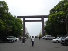 ●靖国神社

翌日、ホテルをチェックアウトして、せっかくホテルの近くにあるなら…と、靖国神社を訪問する事にしました。
名前は、勿論知っていましたが、どこにあるかも知らず…。
でも、一度は行ってみたい場所でした。

靖国神社HP
http://www.yasukuni.or.jp/