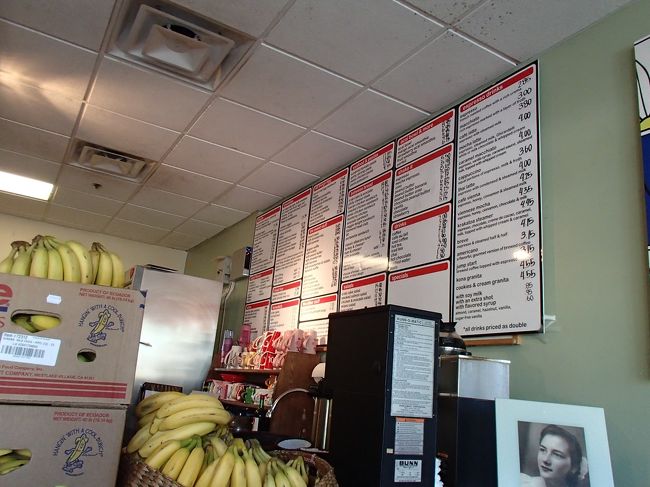 ローカルっぽいお店で雰囲気が中々良い。<br /><br />店員のお姉さん、ずうっと喋りながら仕事してます。<br />日本だったらクビになりそうなぐらい。<br />でも如何にもハワイらしくって、楽しそうで羨ましい。