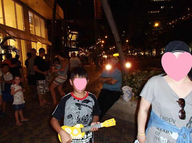 もやさまで出てくる何とかおばさんのお店で値切ってウクレレ買わされました。<br />長男坊ウクレレ演奏しながらワイキキの街をぶらぶら。<br />注目の的だった。