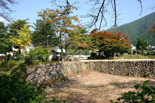 中尾高原口バス停から乗ったバスを、前日と同じ栃尾温泉で乗り換える。次のバスで、素敵な思い出をくれた奥飛騨温泉郷を離れる。そして、降りったのは神岡城口バス停。案内板の示す方向に歩いていくと、高原郷土館に出た。その入口近くには、石垣らしきものがあった。それは、神岡城の石垣の一部であった。