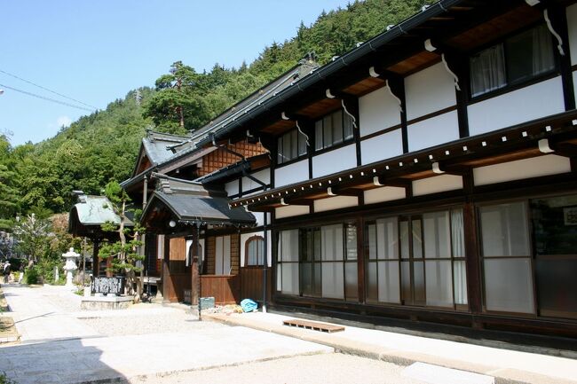 『江馬』と言う交差点を過ぎると、飛騨三十三観音霊場第二十七番『臨済宗　殿秀山　瑞岸寺』があった。江馬氏の菩提寺として天文４年(1392)に建立された寺院で、本尊は江馬氏正室代々の念持仏であった聖観世音菩薩坐像だそうだ。室町時代に建てられた飛地仏堂薬師堂があり、国の重要文化財に指定されている。