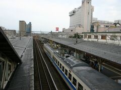 山間をのんびりと走り、猪谷駅には14時48分に到着。15時10分発の高山本線の普通列車に乗り換え、今夜の宿がある富山駅へと向かう。そして、富山駅には45分ほどで到着した。最近、地方でも駅の高架化が進む中、富山駅は昔ながらの佇まいが残っているので、旅情が強く感じられる。しかし、北陸新幹線が開通する頃には、それも過去のものになってしまう。
※現在、富山駅は高架となっています。