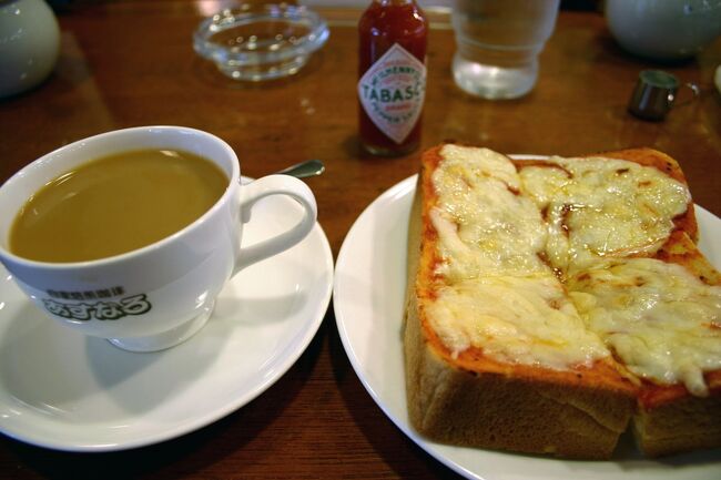 神岡城口バス停からバスに乗り、神岡大橋を渡り返して奥飛騨温泉口駅で下車。列車の出発まで１時間ほどあったので、隣にあった喫茶店『あすなろ』に入り、休憩することにした。店内は落ち着いた雰囲気だ。その建物は、国鉄から引き継いだ当時の駅舎を利用しているそうだ。ちょうど昼時だったので、ピザトーストとあすなろブレンドのセットを注文。これがとても美味しかった。