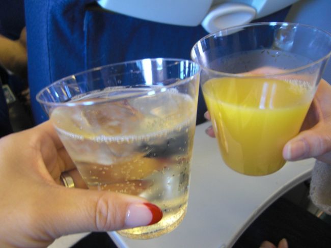 とりあえずＣＸ機内で乾杯！！<br /><br />左は特別に作ってもらった白ワインのスプライト割り（笑）