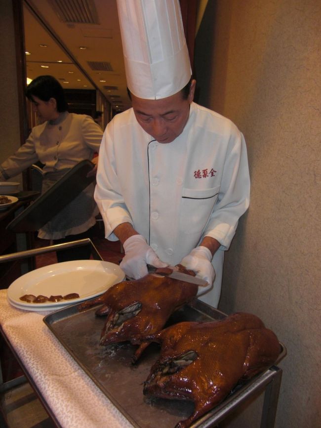 社員旅行メンバーでの会食！！<br /><br /><br />北京ダックを切り分けてもらってます！