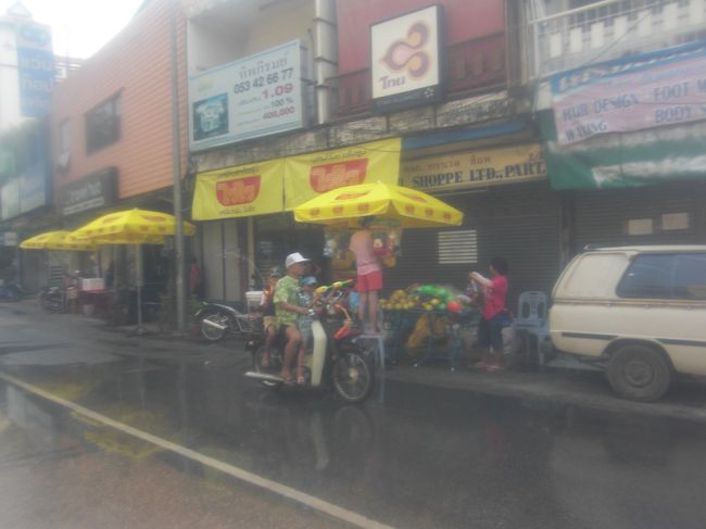 バイクの後ろからチビッコも参戦