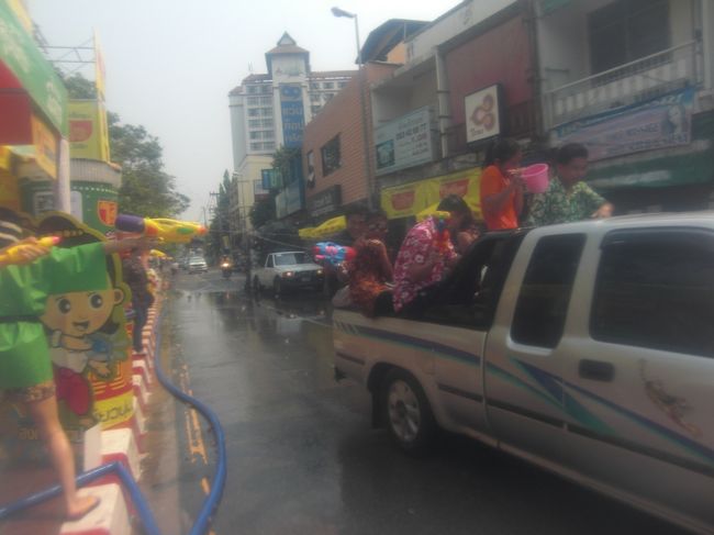 トラック？の荷台からソンクラーン