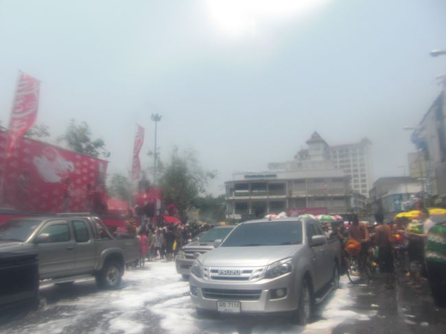 なぜだか道路が泡だらけ