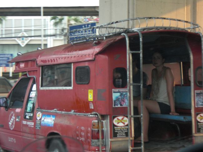 後方にカーテンや扉がない車はソンクラーンに狙われやすい！！