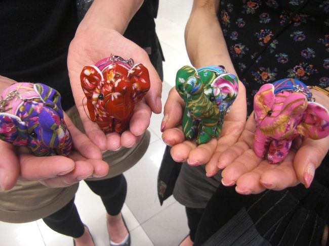 チェンマイ空港で買ったカラフル象さん