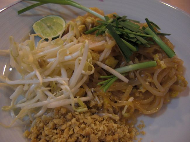 チェンマイ空港内のレストランにて<br /><br />パッタイ