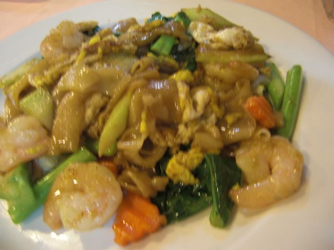 太めんのパッタイみたいなやつ