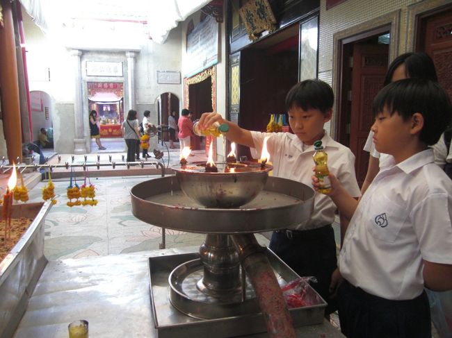 オイルを垂らしながら願い事をします！