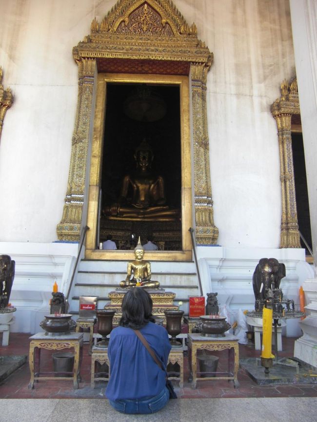 外ではこんな感じでお祈りしてます