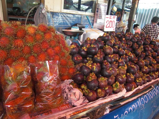 こんな感じでランブータンやマンゴスチンが売ってる〜！！！！<br /><br /><br />安い！！！！<br /><br /><br />でも剥けれないので購入断念↓↓