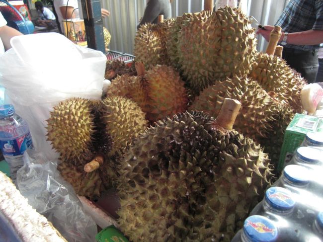 ドリアン<br /><br /><br />臭い！って思っていたら意外と臭わなかった〜<br /><br /><br />でも、今回も食べるチャンスを逃したわ。。。。